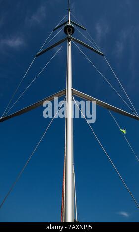 Mât métallique en aluminium du bateau à voile contre le ciel bleu clair Banque D'Images