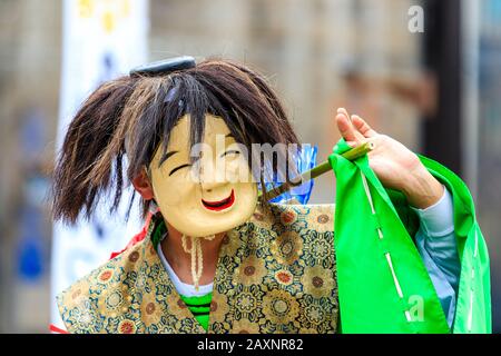 Gros plan, la tête et l'épaule d'une danseuse japonaise de Yosakoi portant un masque noh dansant au festival Kyusyu Gassai à Kumamoto. À L'Extérieur. Banque D'Images