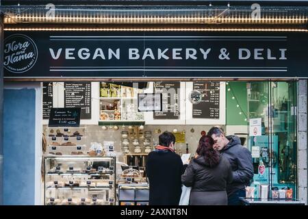 Londres, Royaume-Uni - 26 novembre 2019: Les gens qui commandent de la nourriture d'un traiteur végétalien à l'intérieur de Camden Market, Londres. Commencé avec 16 étals en 1974, Camden Market est Banque D'Images