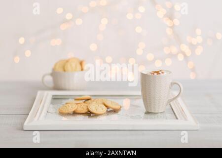 Bol, biscuits de Noël, table, tablette, café blanc Banque D'Images