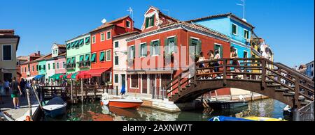 L'île colorée de Burano dans le lagon de Venise, en Italie. Banque D'Images