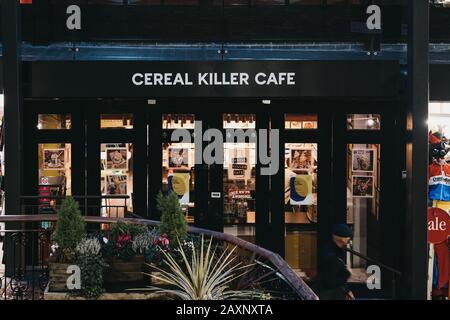 Londres, Royaume-Uni - 26 novembre 2019 : façade du café Cereal Killer à Camden, Londres, le soir. Cereal Killer est la première Céréale internationale au monde Banque D'Images