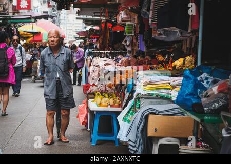 Hongkong, Chine - novembre 2019 : homme asiatique de la vieillesse sur le marché de la rue à Hong Kong Banque D'Images