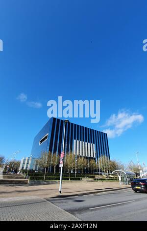 Corby, Royaume-Uni - 8, 02, 2020 - Corby Borough Council, bâtiment moderne en verre, bureaux, vue sur la rue. Photo de smartphone. Banque D'Images
