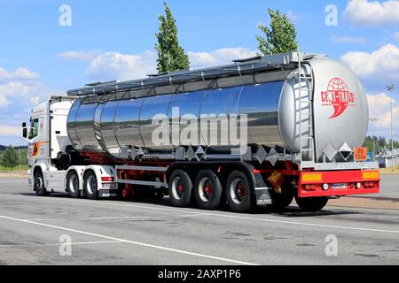 Camion et remorque semi-réservoir garé à l'arrêt du camion en été. Le code ADR 80-3264 signifie Corrosif liquide, Acide, inorganique. Forssa, FI. 17-6-18. Banque D'Images