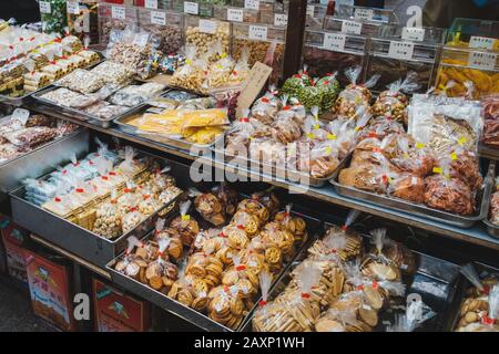 Hong Kong - novembre 2019 : biscuits, noix et en-cas à vendre sur le marché alimentaire de la rue à Hong Kong Banque D'Images