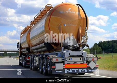 Prendre un camion tirant la remorque à double réservoir sur l'autoroute, vue arrière, un beau jour d'été. Akaa, Finlande. 17 Juin 2018. Banque D'Images