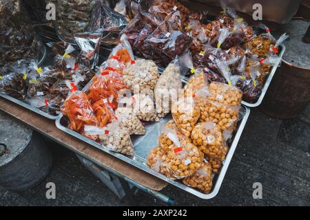 En-cas à vendre sur le marché alimentaire de la rue à Hong Kong - Banque D'Images