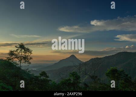 Paysage du mont Kinabalu en début de soirée près de Kota Kinabalu, est (Bornéo) Malaisie Banque D'Images