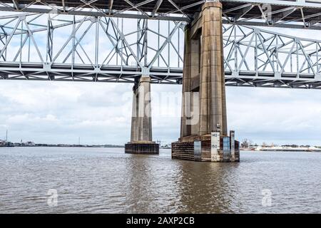 Jauge de niveau d'eau du fleuve Mississippi à la Nouvelle-Orléans, Louisiane, États-Unis Banque D'Images