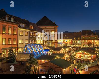 Marché de Noël au crépuscule à Gengenbach, Forêt Noire, Allemagne Banque D'Images