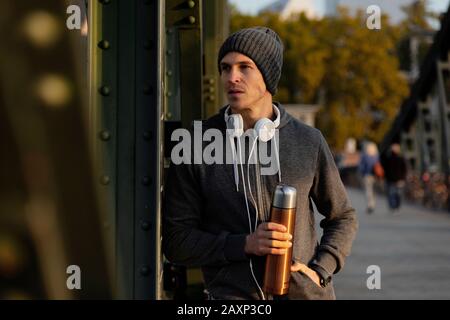 Sportif homme dans la ville, Francfort sur le Main, Hessen, Banque D'Images