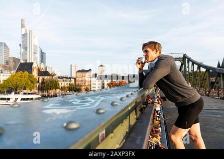 L'homme sportif a une pause de jogging dans la ville, Francfort sur le Main, Hessen, Allemagne Banque D'Images