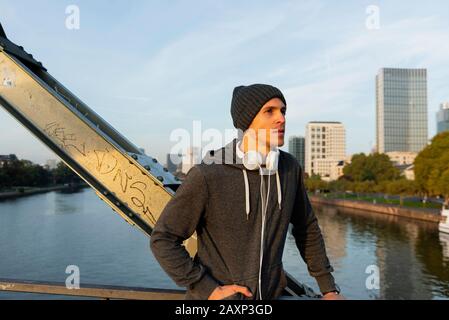 Jeune homme dans la ville, Francfort sur le Main, Hessen, Banque D'Images