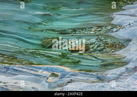 Cailloux sous l'eau dans la rivière sauvage Verzasca, Verzascatal, Lavertzzo, Suisse Banque D'Images
