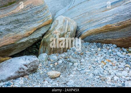Galets sur la rivière sauvage Verzasca, Verzascatal, Lavertzzo, Suisse Banque D'Images