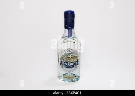 Flacon de Jose Cuervo tequila avec joint de cire. Platino Mexican Agave tequila en édition limitée sur flacon de 375 ml avec logo, sur fond blanc. Banque D'Images