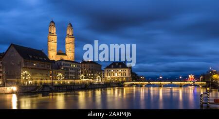 Grossmünster et Limmat à l'heure bleue à Zurich Banque D'Images