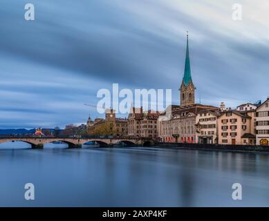 Début de l'heure bleue à Zurich avec Limmat et Fraumünster Banque D'Images