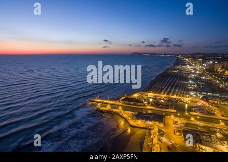 vue aérienne drone destination emilia romagna mer adriatique plage crépuscule blu heure Banque D'Images