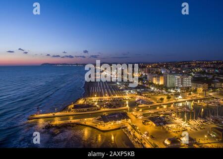 vue aérienne drone destination emilia romagna mer adriatique plage crépuscule blu heure Banque D'Images