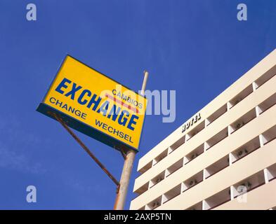 Signe d'échange contre ciel bleu clair, près de l'hôtel en Espagne, cambios signifie banque Banque D'Images