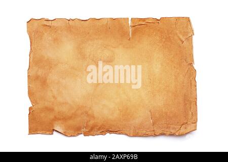 Vue de dessus sur une ancienne feuille de papier aux bords déchirés et froissés isolée sur un fond blanc Banque D'Images
