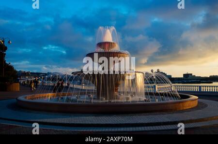 Fontaine chantant sur le boulevard Lermontov dans la station balnéaire de Gelendzhik au coucher du soleil. Les lumières du remblai, de la balustrade et de l'eau du Banque D'Images