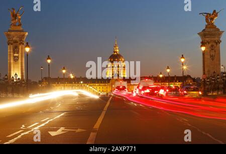 La cathédrale Saint Louis la nuit, Paris. Vue depuis le pont Alexandre III. Banque D'Images