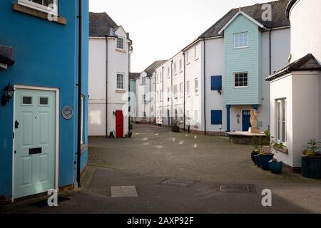 Portishead, Angleterre Royaume-Uni: Gai des cottages colorés par le Barbican dans la vieille ville. Banque D'Images