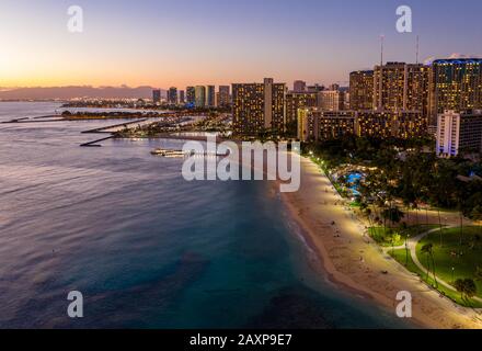 Panorama aérien de la plage de Waikiki et d'Honolulu sur Oahu, Hawaï au coucher du soleil Banque D'Images