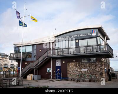 Portishead Quay Marina, Angleterre Royaume-Uni: Bâtiment Marina avec drapeaux sur un flagpole. Banque D'Images