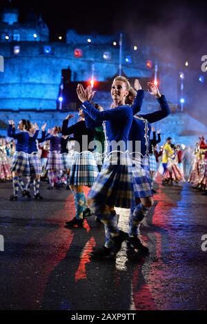 Le Royal Edinburgh Military Tattoo, danseuses des hautes terres de la Tattoo Dance Company se produisant Banque D'Images