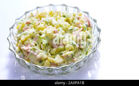 salade de pommes de terre fraîchement préparée dans un bol en verre Banque D'Images