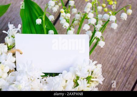 Étiquette avec nénuphars de la vallée et lilas Banque D'Images