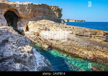 Araglioni à Torre Sant Andrea, Italie. Pittoresque paysage marin avec falaises et arche rocheuse, à Torre Sant Andrea, Salento mer Coast, Pouilles, Italie Banque D'Images