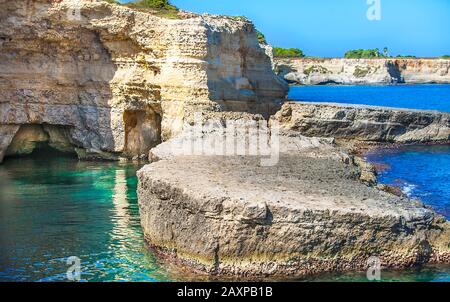 Araglioni à Torre Sant Andrea, Italie. Pittoresque paysage marin avec falaises et arche rocheuse, à Torre Sant Andrea, Salento mer Coast, Pouilles, Italie Banque D'Images