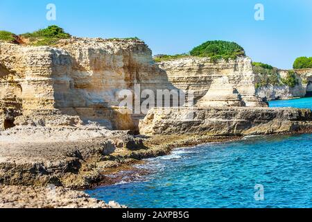 Araglioni à Torre Sant Andrea, Italie. Pittoresque paysage marin avec falaises et arche rocheuse, à Torre Sant Andrea, Salento mer Coast, Pouilles, Italie Banque D'Images