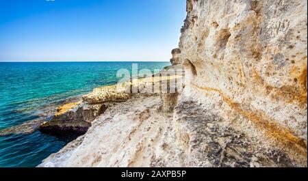 Araglioni à Torre Sant Andrea, Italie. Pittoresque paysage marin avec falaises et arche rocheuse, à Torre Sant Andrea, Salento mer Coast, Pouilles, Italie Banque D'Images