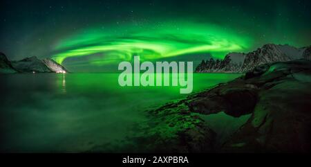 Panorama de plus Tugeneset aurora côte rocheuse avec des montagnes en arrière-plan, Senja, Norvège Banque D'Images