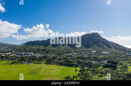 Vue aérienne sur le parc régional de Kapi'olani à Waikiki avec Diamond Head sur Oahu à Hawaï Banque D'Images