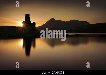 Château Ardvreck réflexions sur le Loch Assynt au coucher du soleil la lumière, Ecosse Banque D'Images