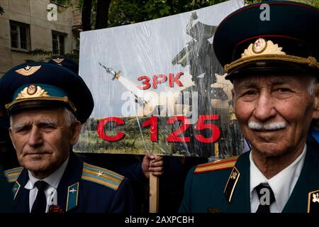 Sébastopol, Crimée, 9 mai 2019 officiers, anciens combattants des forces de missiles russes sur fond de photographie système soviétique de missiles surface-air S-125 Neva/Pechora lors d'un défilé militaire du jour de la Victoire sur l'avenue Nakhimova marquant le 74ème anniversaire de la victoire sur l'Allemagne nazie lors de la Grande Guerre patriotique de 1941-45 Le front oriental de la seconde Guerre mondiale L'inscription Russiam indique « complexe de missiles anti-aéronefs S-125 » Banque D'Images