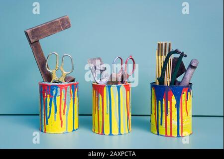 Système d'organisation du bricolage dans les anciennes boîtes à peinture Banque D'Images