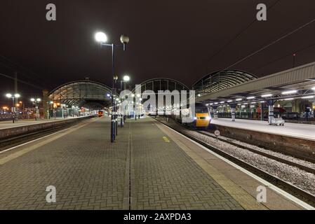 Arriva CrossCountry train à grande vitesse ( Intercity 125 ) à la gare centrale de Newcastle sur la ligne principale de la côte est Banque D'Images