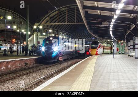 Lner et First Transennine Express Hitachi AT 300 Intercity Express trains à la gare centrale de Newcastle Banque D'Images