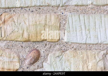 Gros plan de pierres dans un mur de pierre naturel, fond, grès, terre cuite Banque D'Images