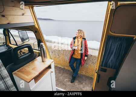 Sur La Mer Par Une Porte Ouverte A Santorini Photo Stock Alamy