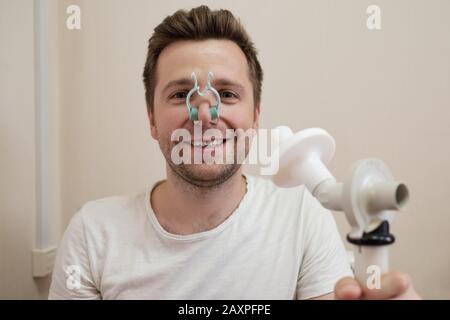 Le jeune homme teste la fonction respiratoire par spirométrie ayant un problème de santé. Banque D'Images