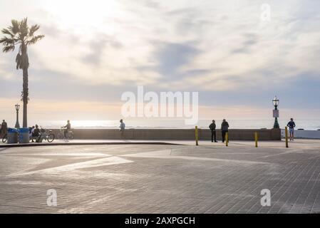 Scène côtière à Mission Beach avant le coucher du soleil. San Diego, Californie, États-Unis. Banque D'Images